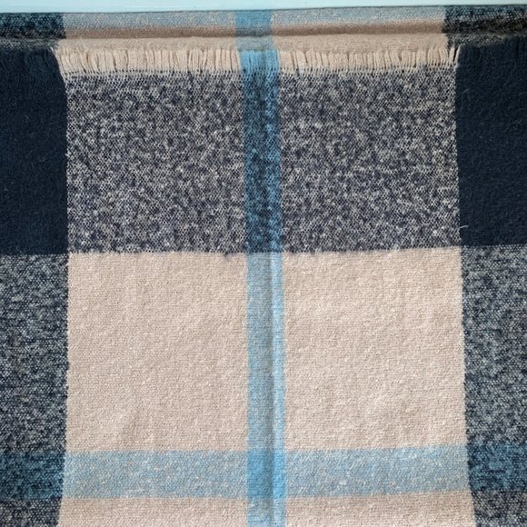 BCBGeneration womens wide Plaid scarf EUC - Picture 6 of 6